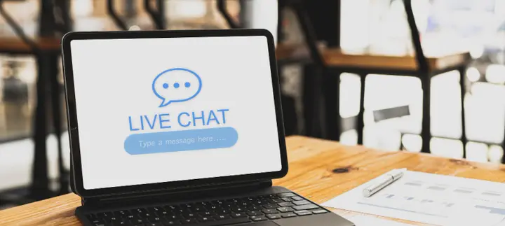 Live chat for websites on laptop